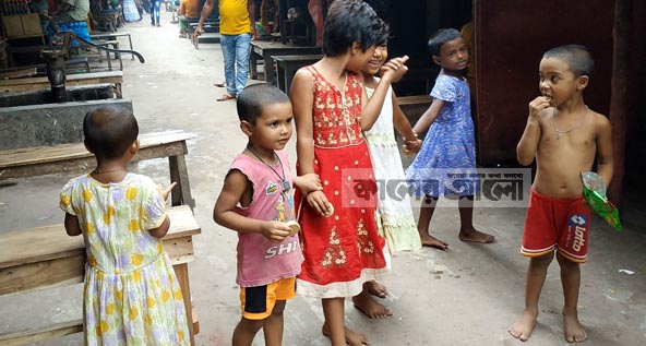 অন্ধকার গলি থেকে আলোর পথযাত্রী হতে চায় এই শিশুরা