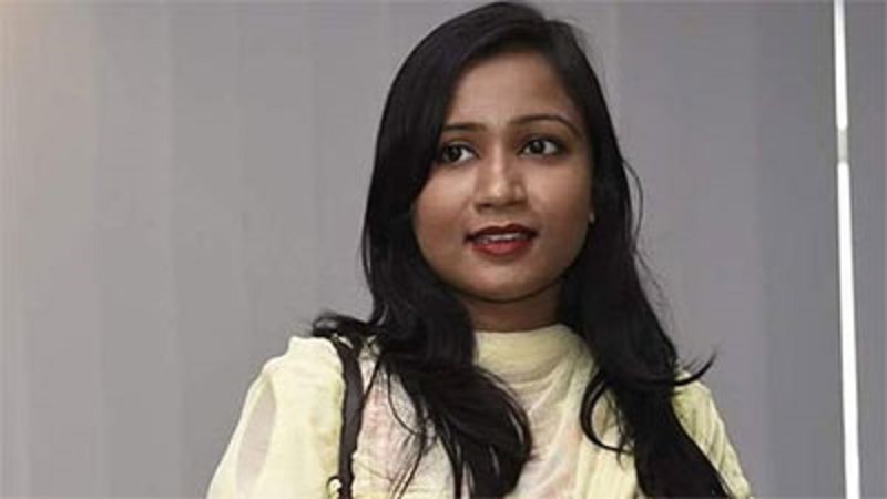 ছিনতাইকারী ধরে পুরস্কার পেলেন ঢাকার তরুণী